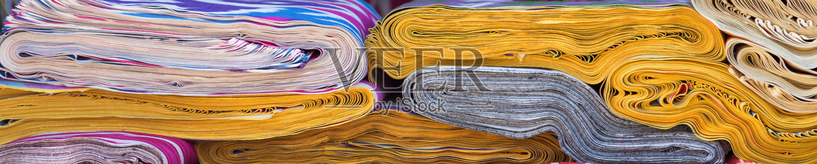 装饰伊卡特汗阿特拉斯。背景丝绸面料与东方装饰。有装饰的乌兹别克丝绸。照片摄影图片