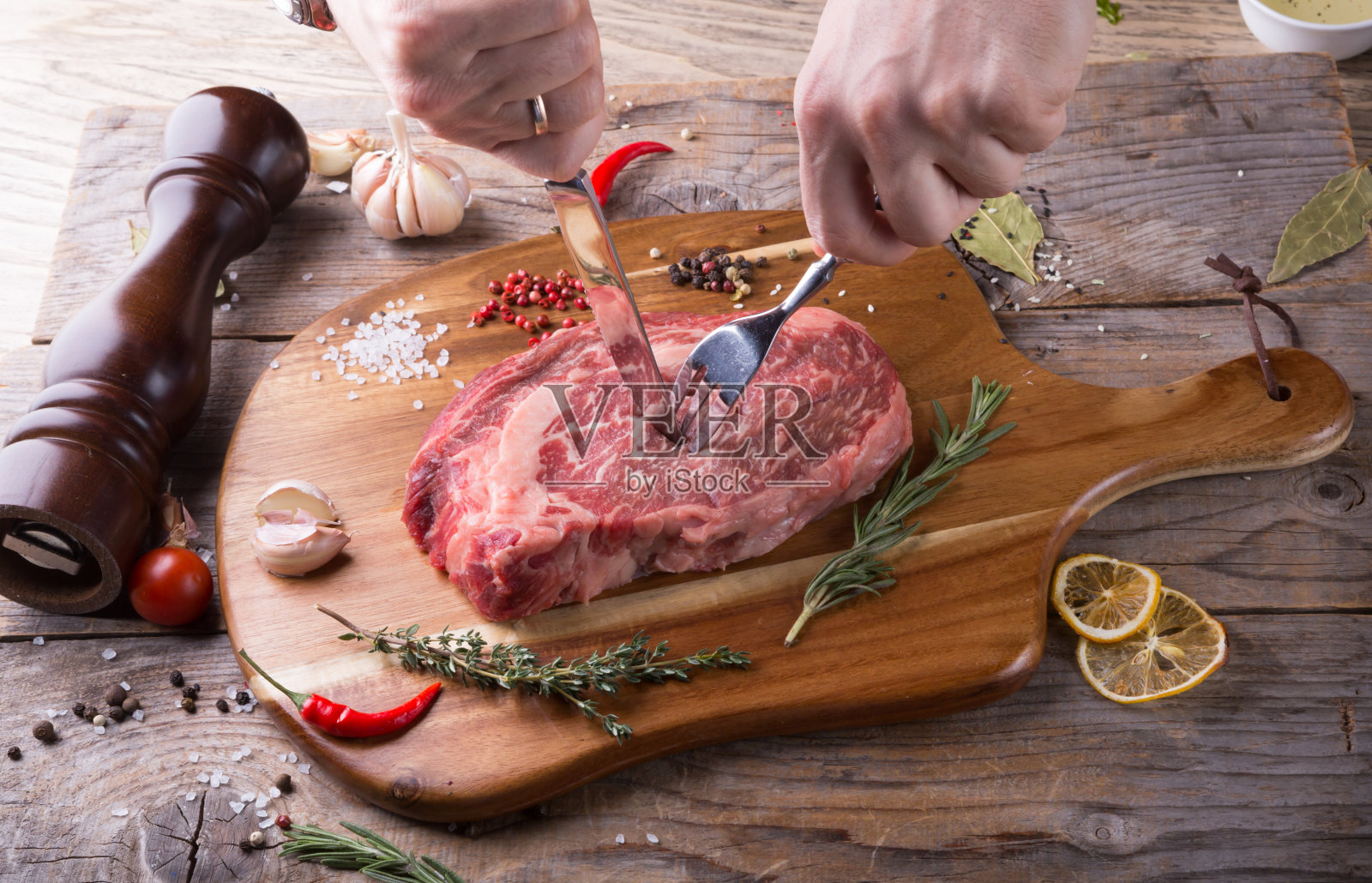手切生牛排照片摄影图片