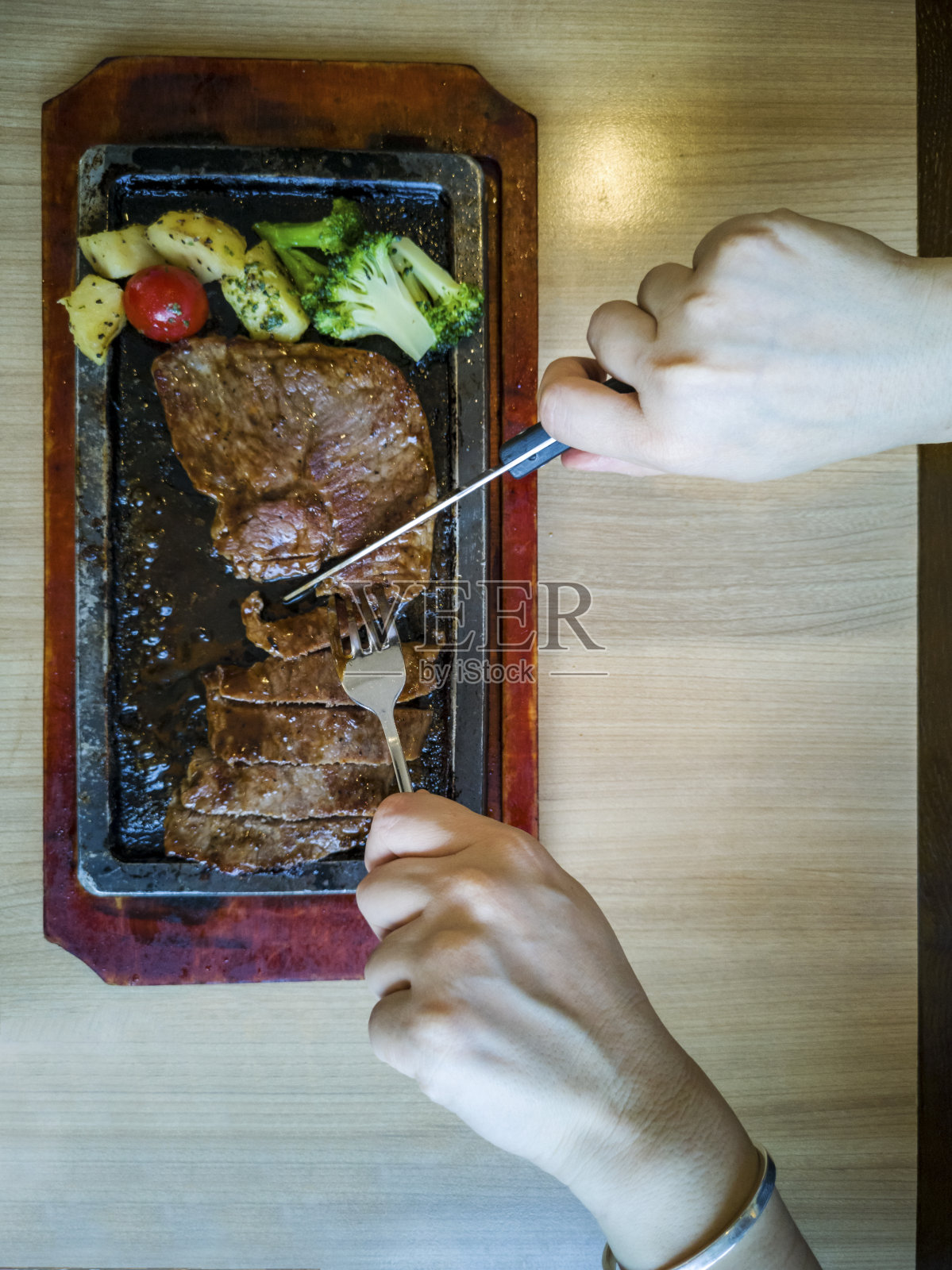 吃牛排照片摄影图片