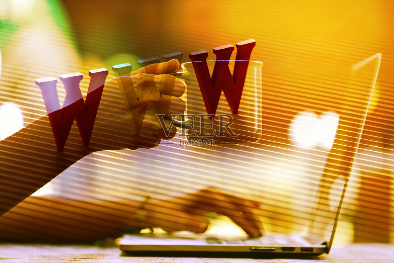 不规则手拿纸照片摄影图片