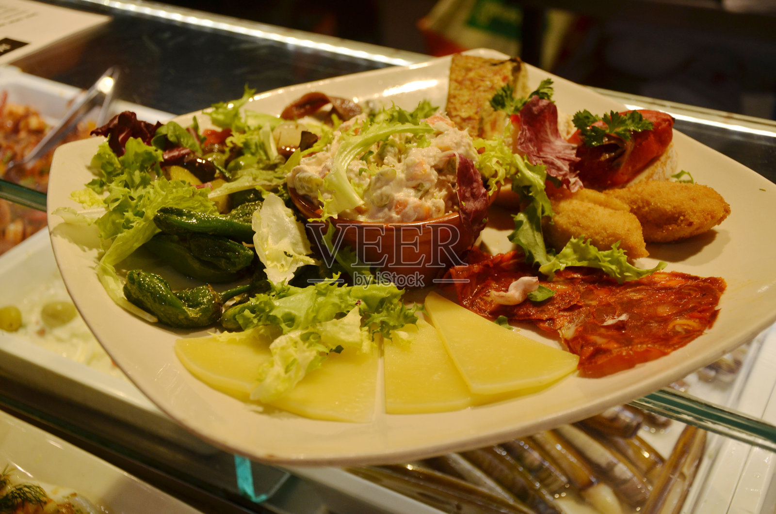 意大利火腿肉拼盘-火腿，意大利熏肉，意大利熏肉，意大利腊肠和帕尔马干酪照片摄影图片