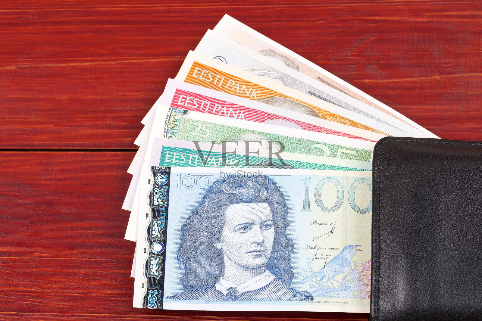 黑钱包里有来自爱沙尼亚的钱照片摄影图片