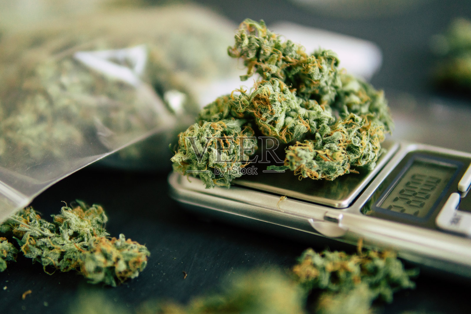 圆锥大麻花杂草躺在鳞片上近距离俯视图照片摄影图片