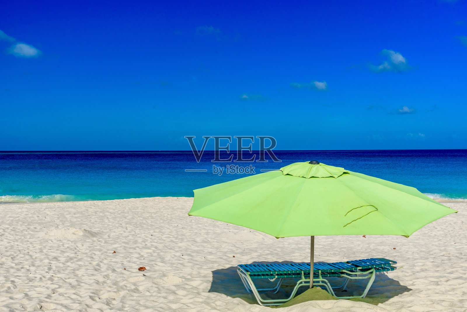 阿鲁巴鹰滩白色沙滩上的绿色阳伞照片摄影图片