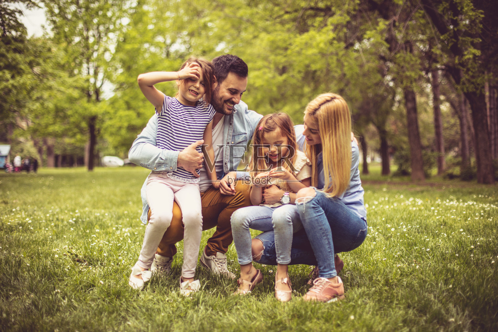 家庭在公园。照片摄影图片