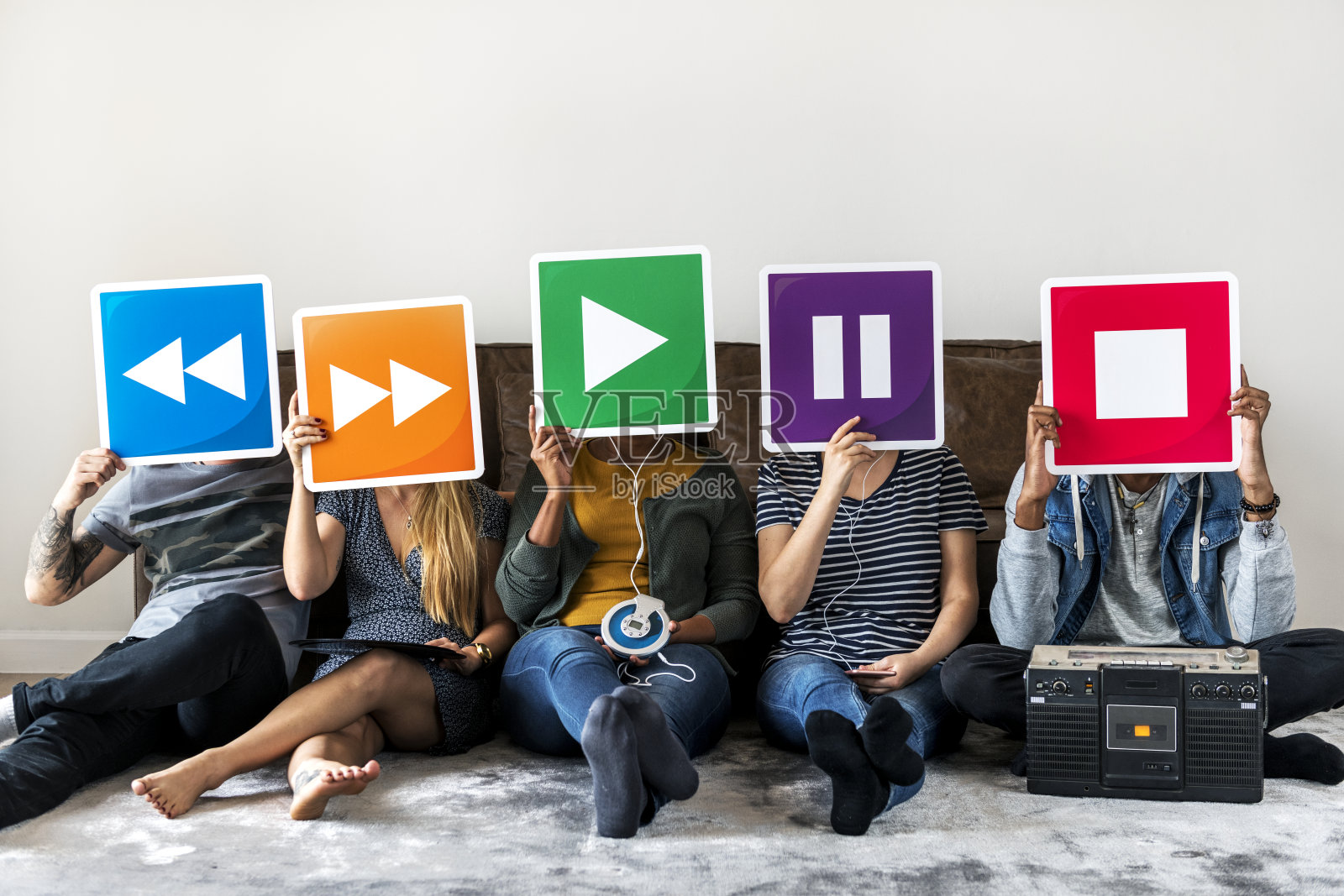 人们一起欣赏音乐照片摄影图片