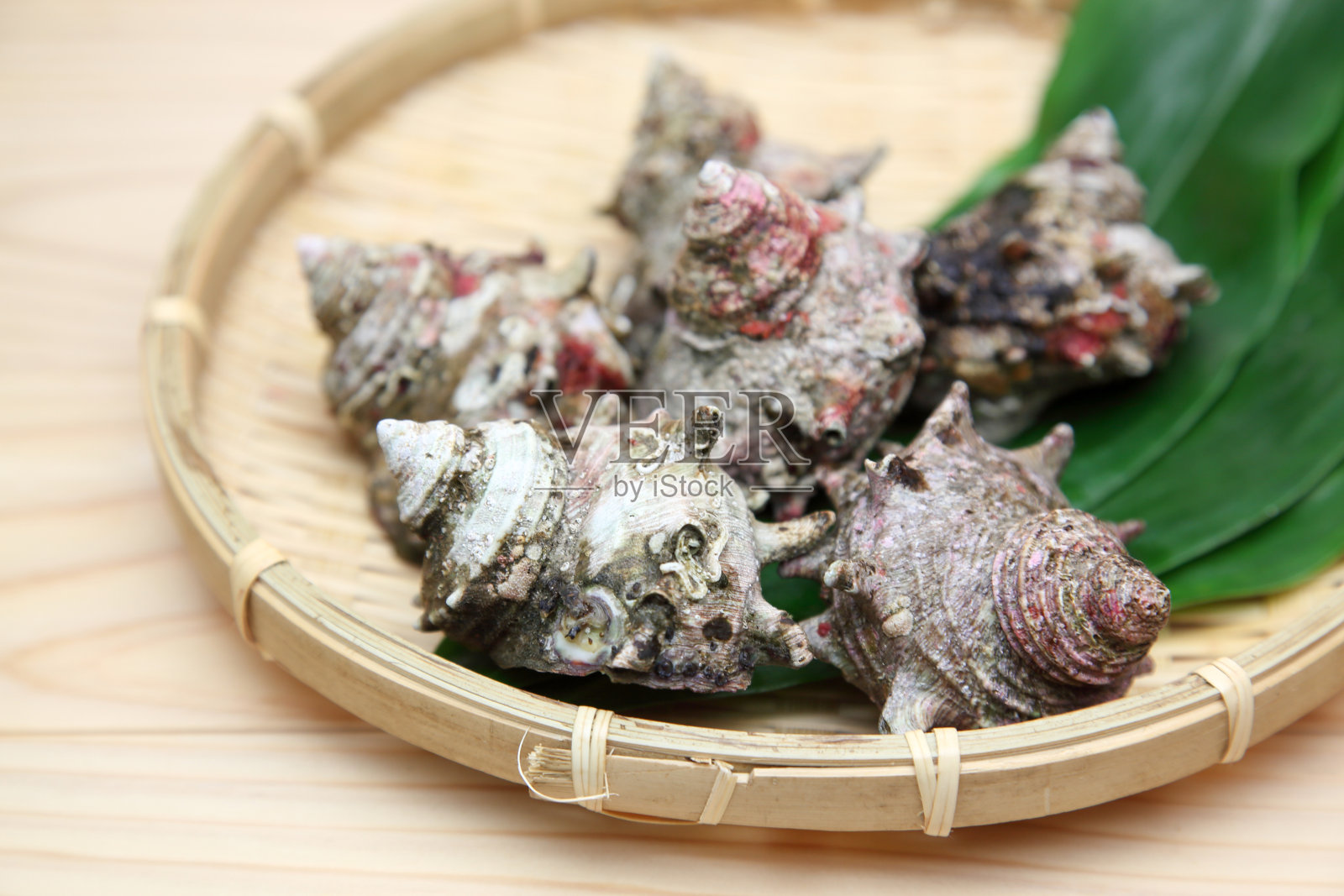 竹滤锅上的带角头巾照片摄影图片