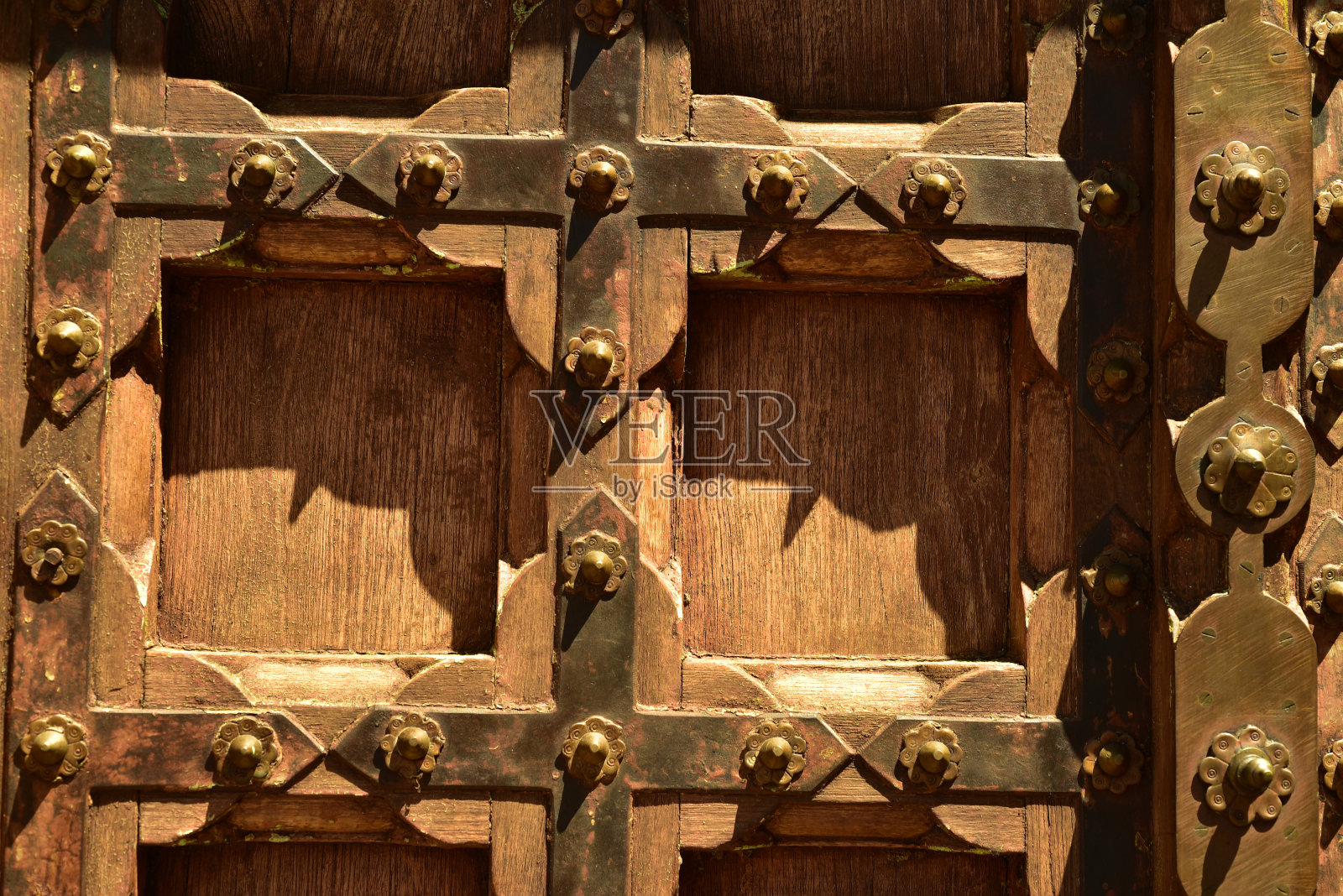 古董木材和金属亚洲门照片摄影图片