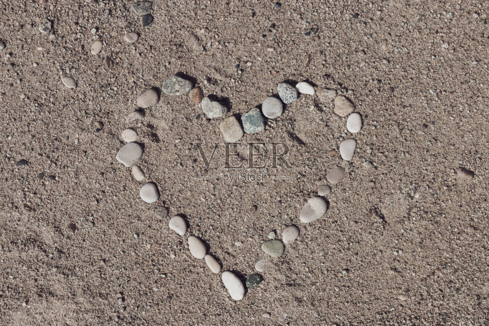 海滩上的心形照片摄影图片