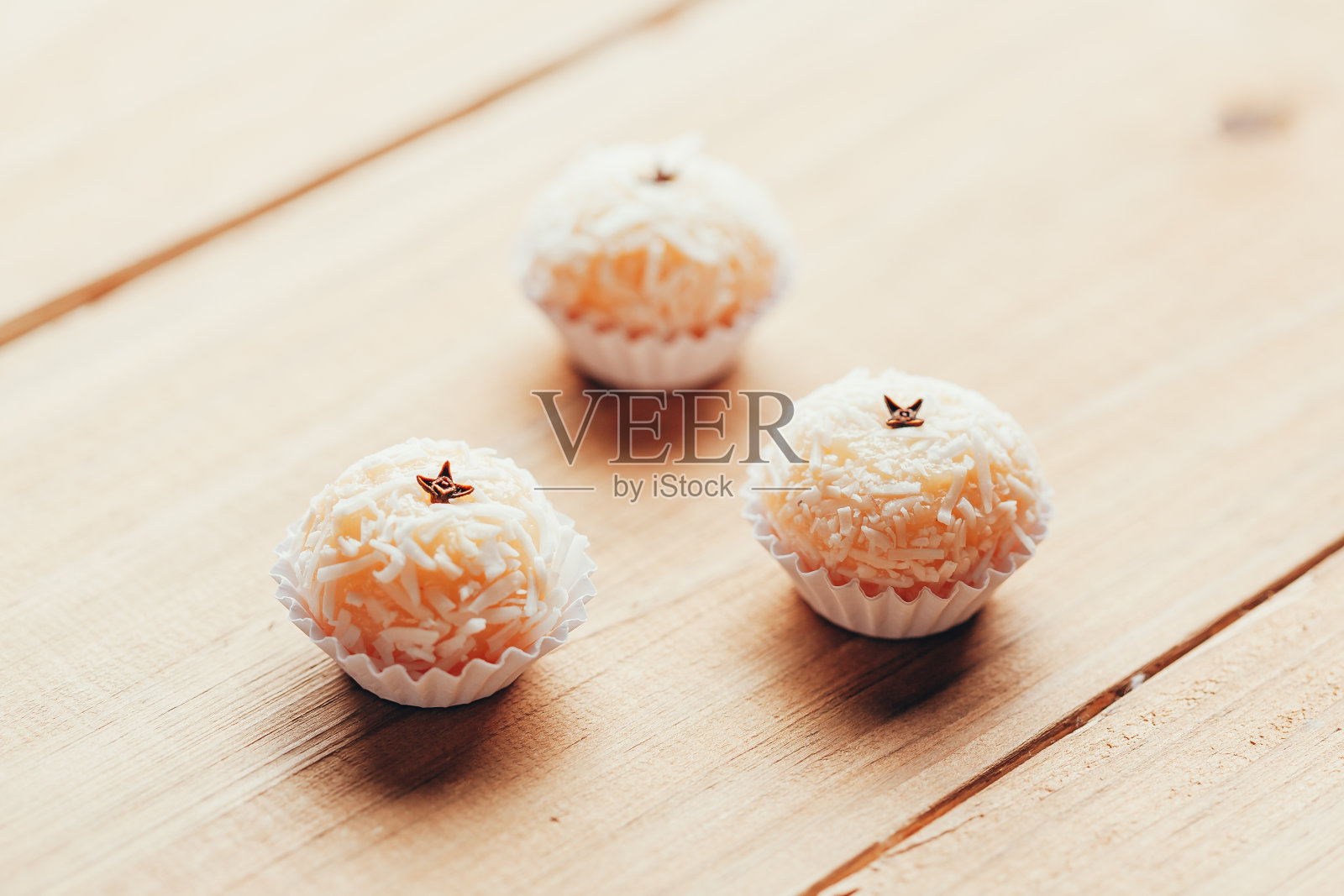 “beijingho”是一种来自巴西的手工糖果。用炼乳和椰子做成的。孩子生日聚会甜蜜。照片摄影图片