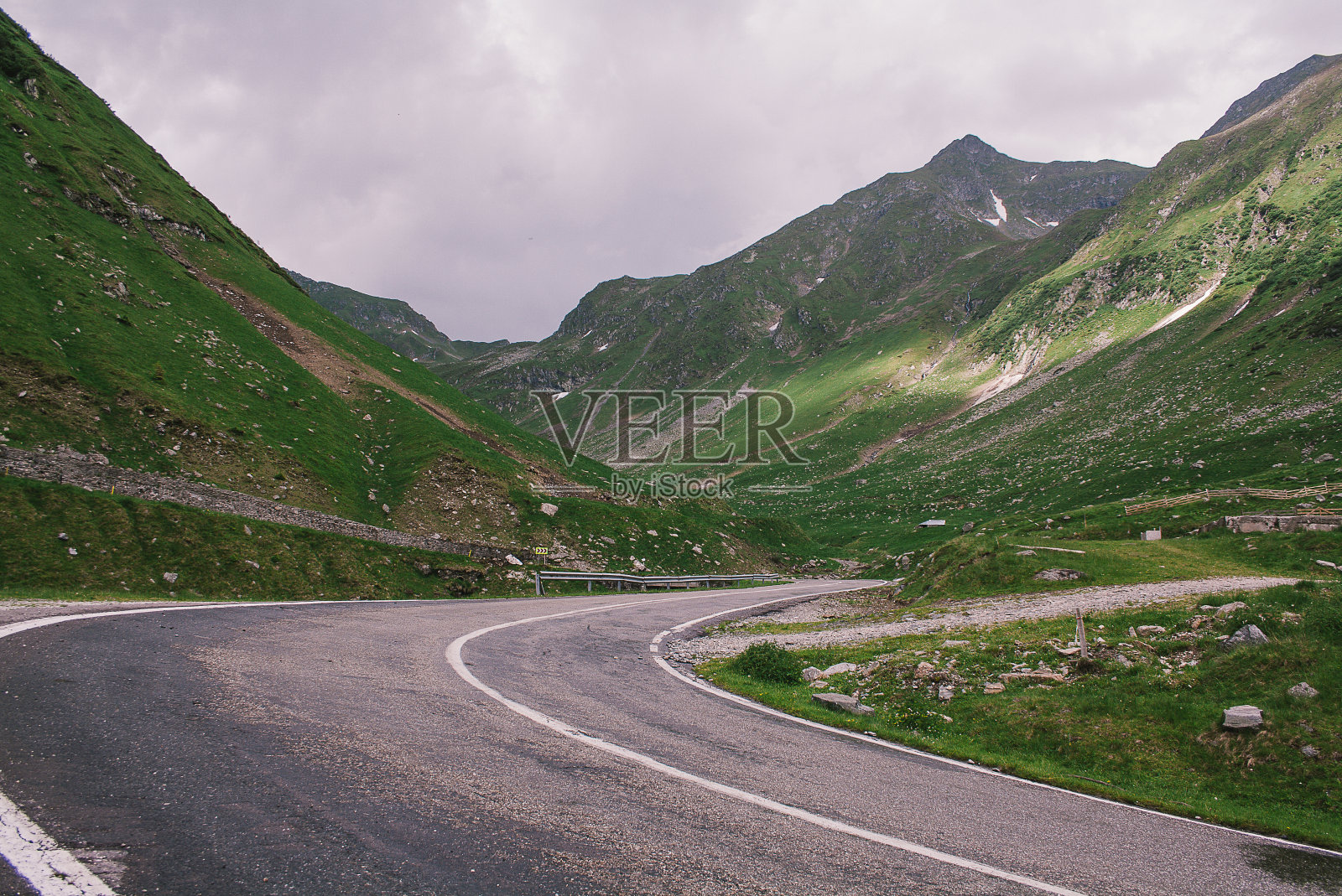 夏天传。穿越罗马尼亚喀尔巴阡山脉，transagarasan是世界上最壮观的山路之一照片摄影图片