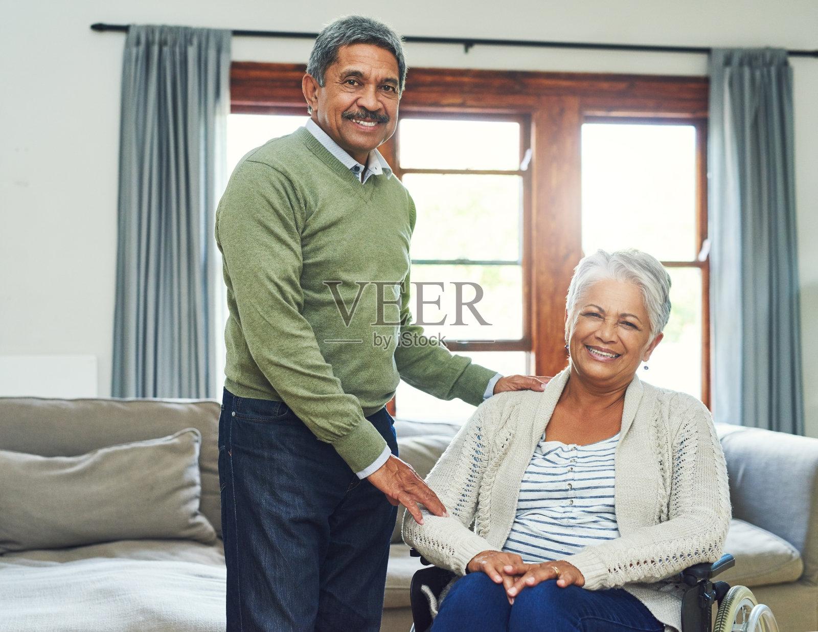 我们可以一起翻过这个障碍照片摄影图片