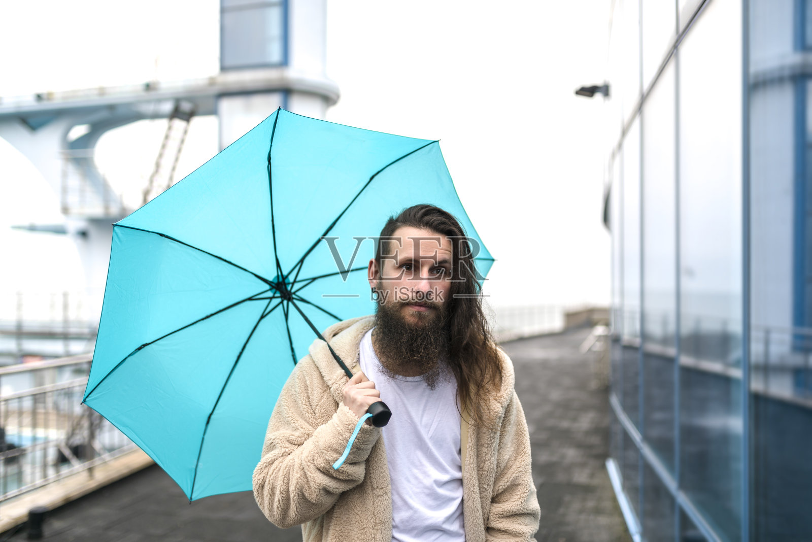 失望的游客站在外面的大街上照片摄影图片