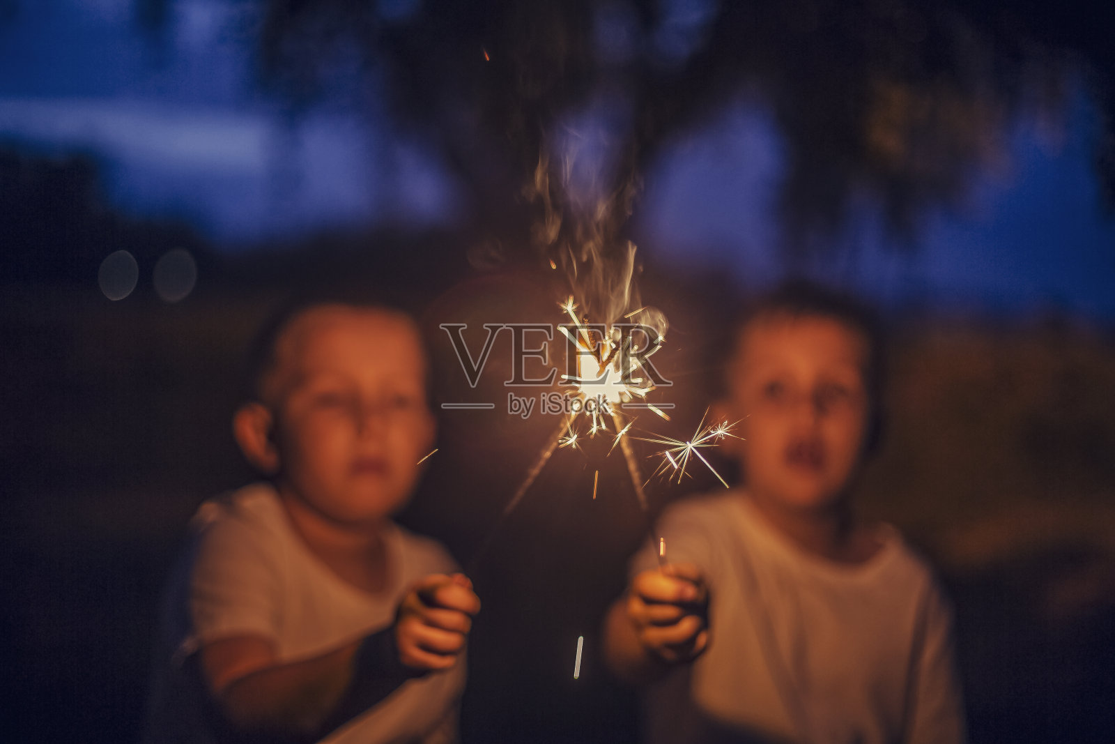 烟花在夜晚闪闪发光照片摄影图片