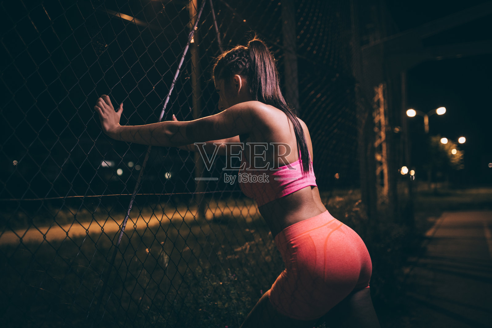 健康的女人正在休息照片摄影图片