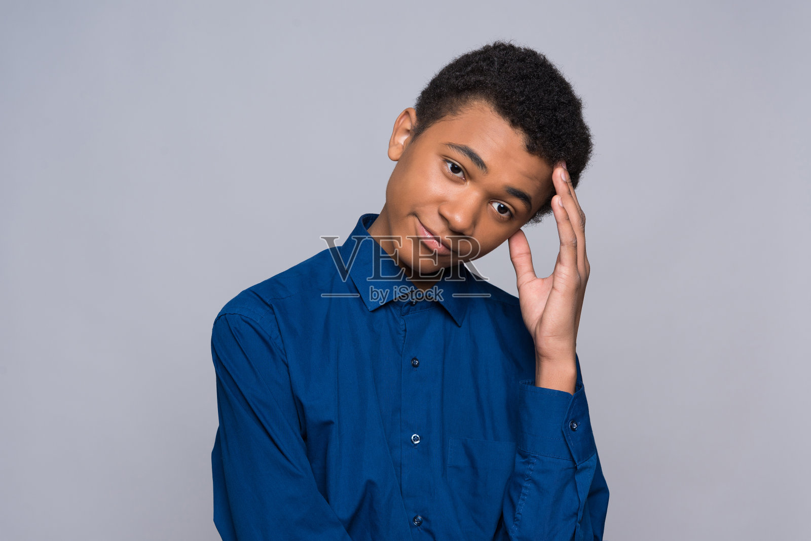 穿着衬衫的非裔美国少年陷入了混乱。照片摄影图片