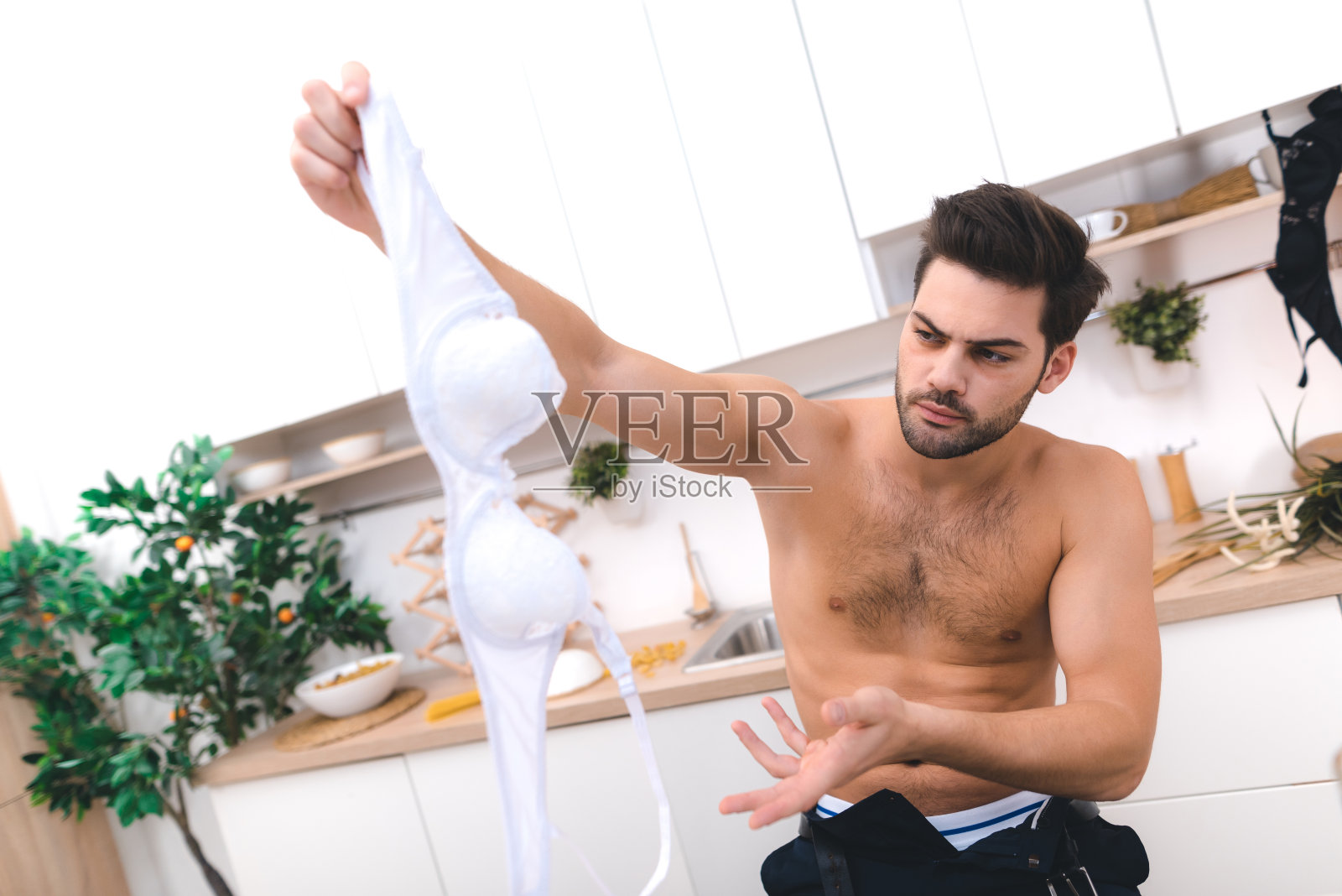 年轻人醒来后疯狂的性派对。照片摄影图片