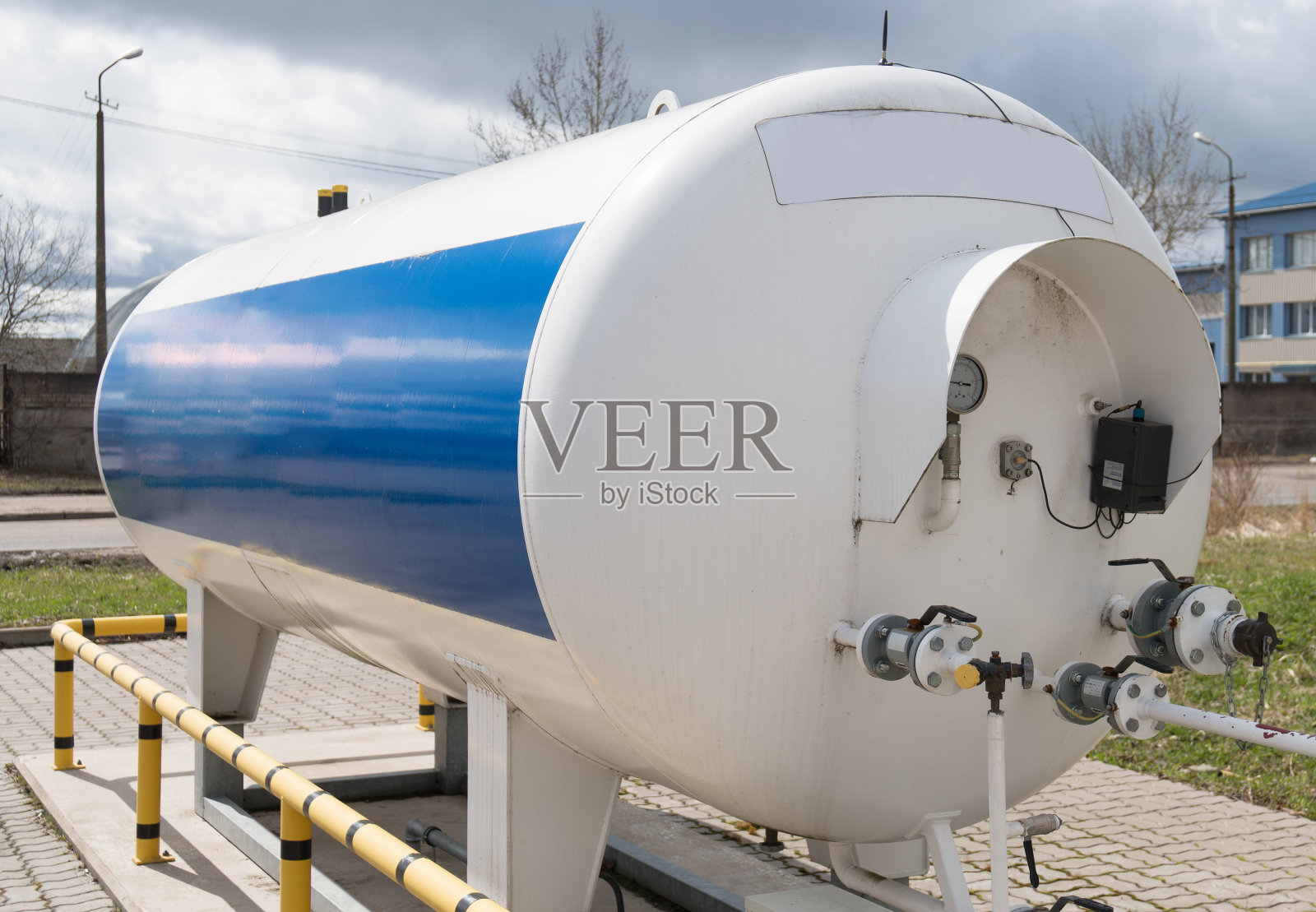 配有白色油箱的液化石油气加油站。照片摄影图片