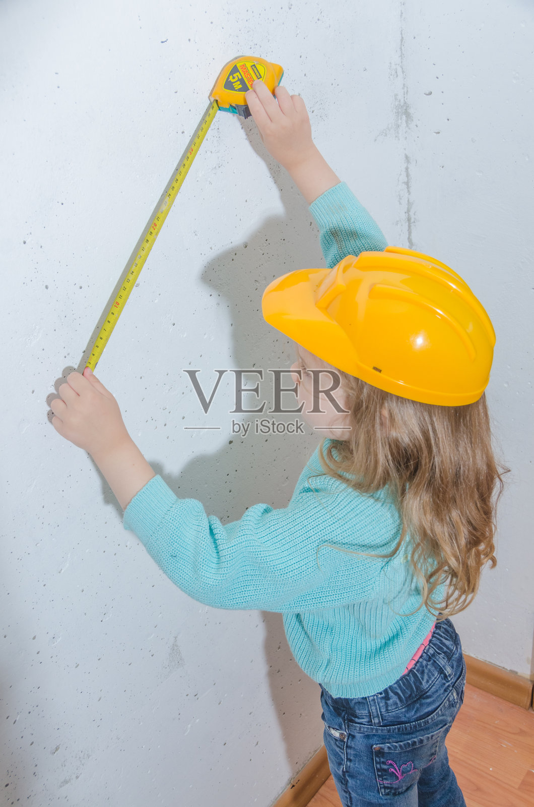 戴着黄色建筑头盔的女孩照片摄影图片