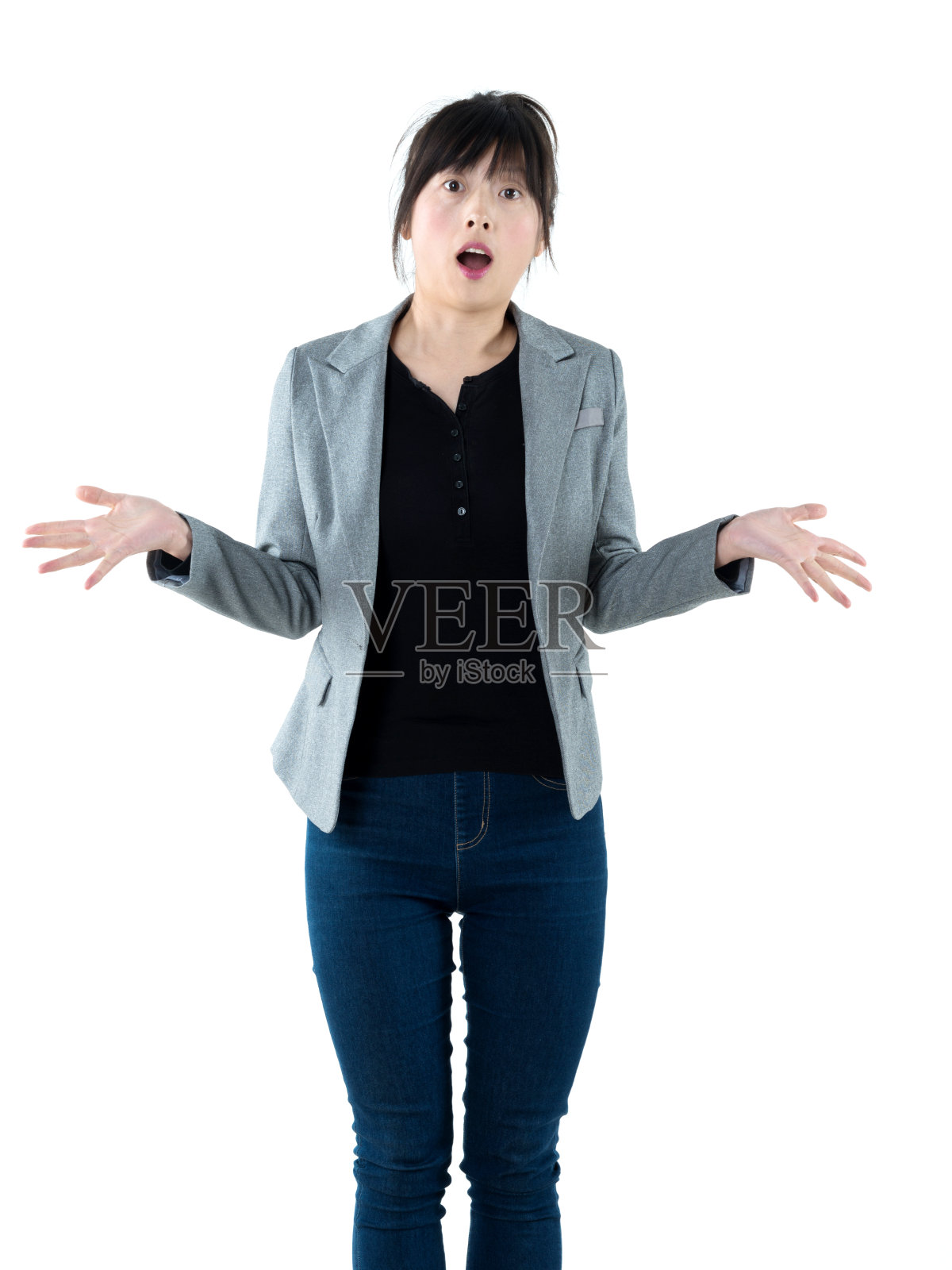 女商人伸开双臂站着照片摄影图片