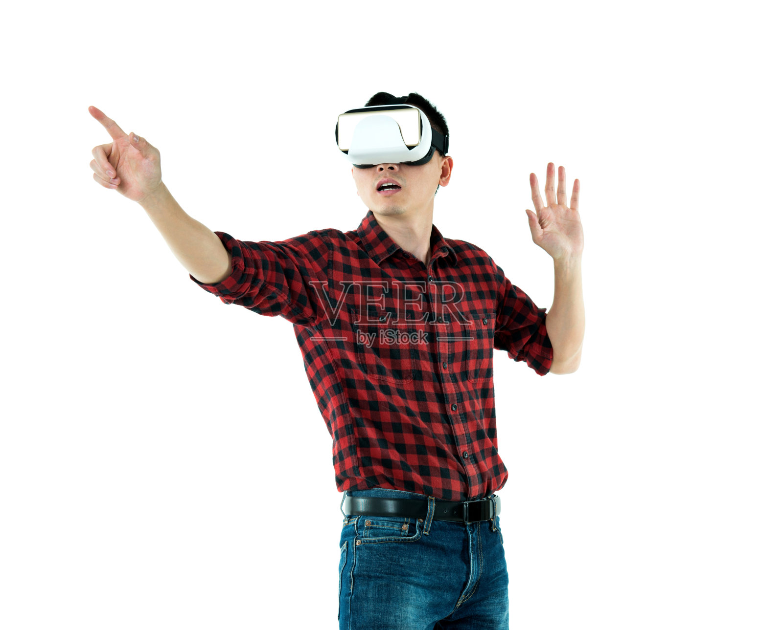 在白色背景下使用虚拟现实模拟器的人照片摄影图片