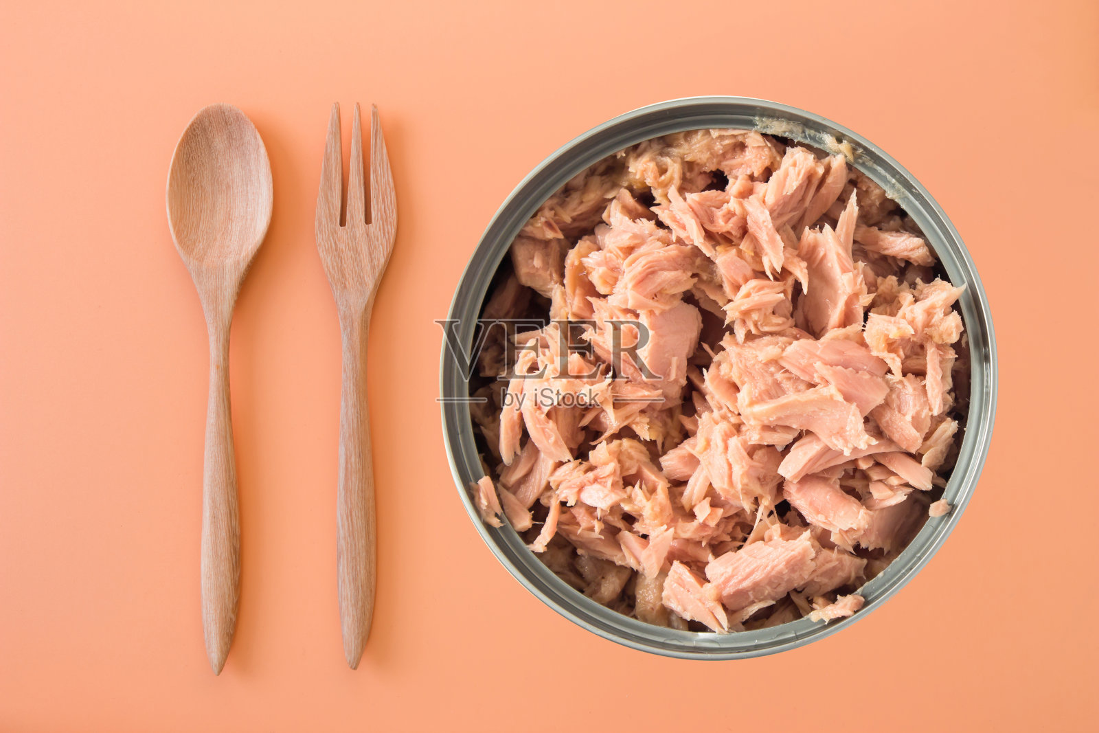 橙色背景的金枪鱼罐头/无大豆的长鳍白肉金枪鱼罐头照片摄影图片