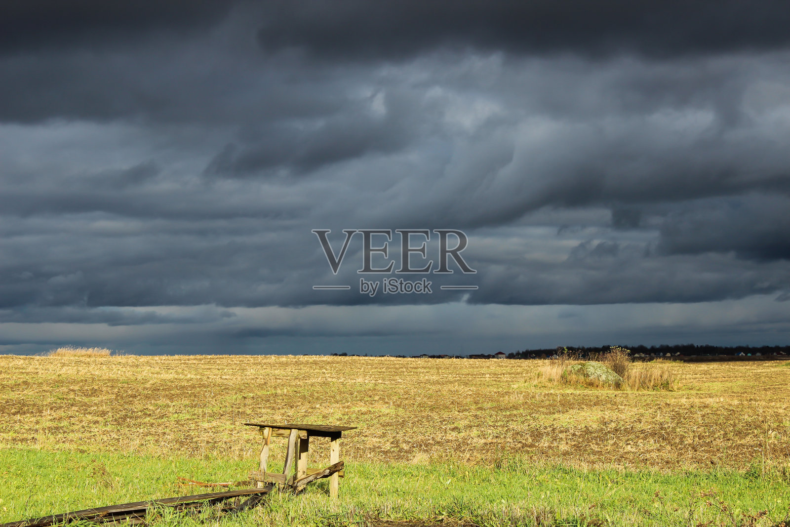 田野里乌云密布，雷雨即将来临照片摄影图片