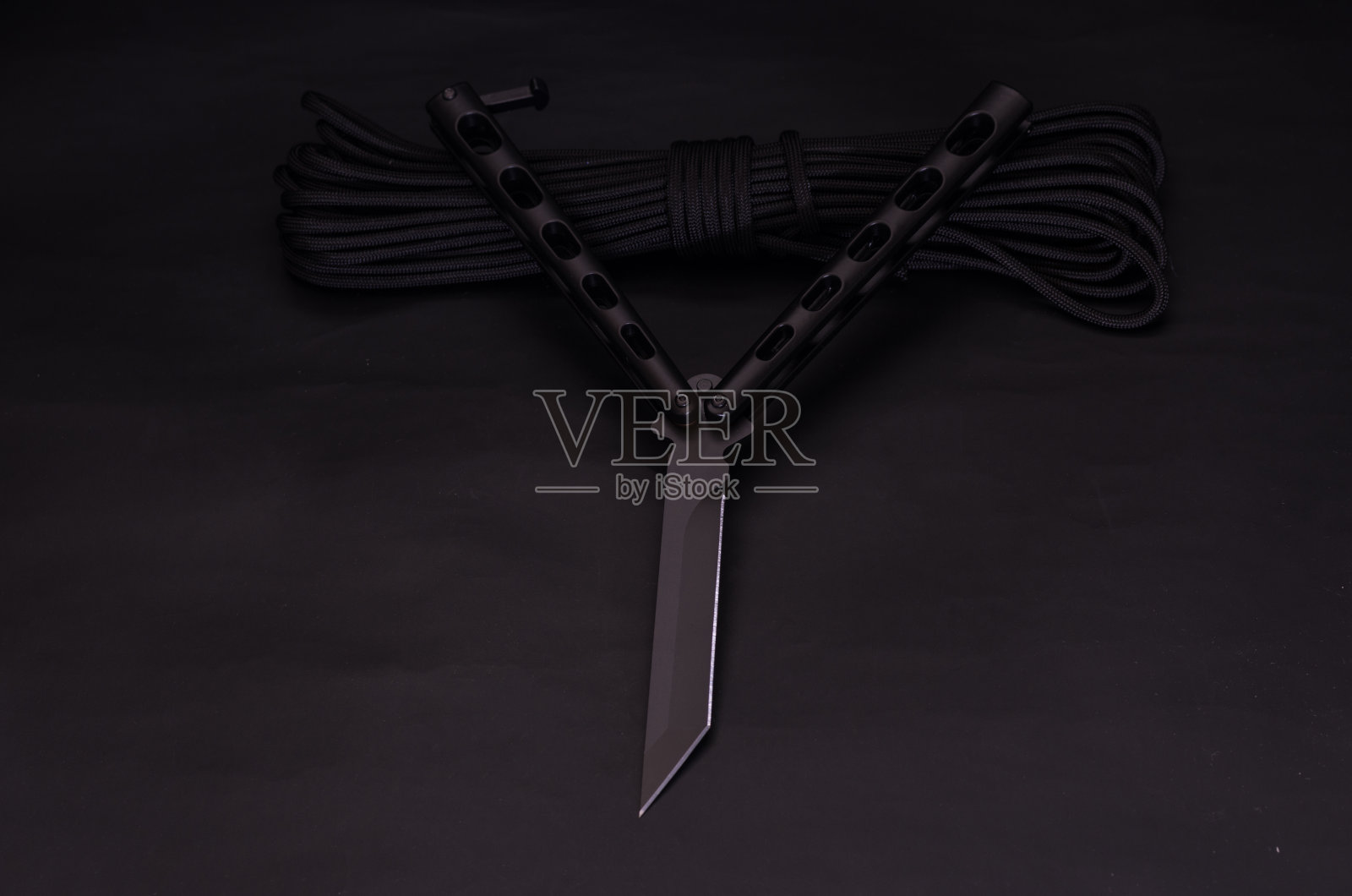 黑色的八里松刀和黑色的伞绳。照片摄影图片