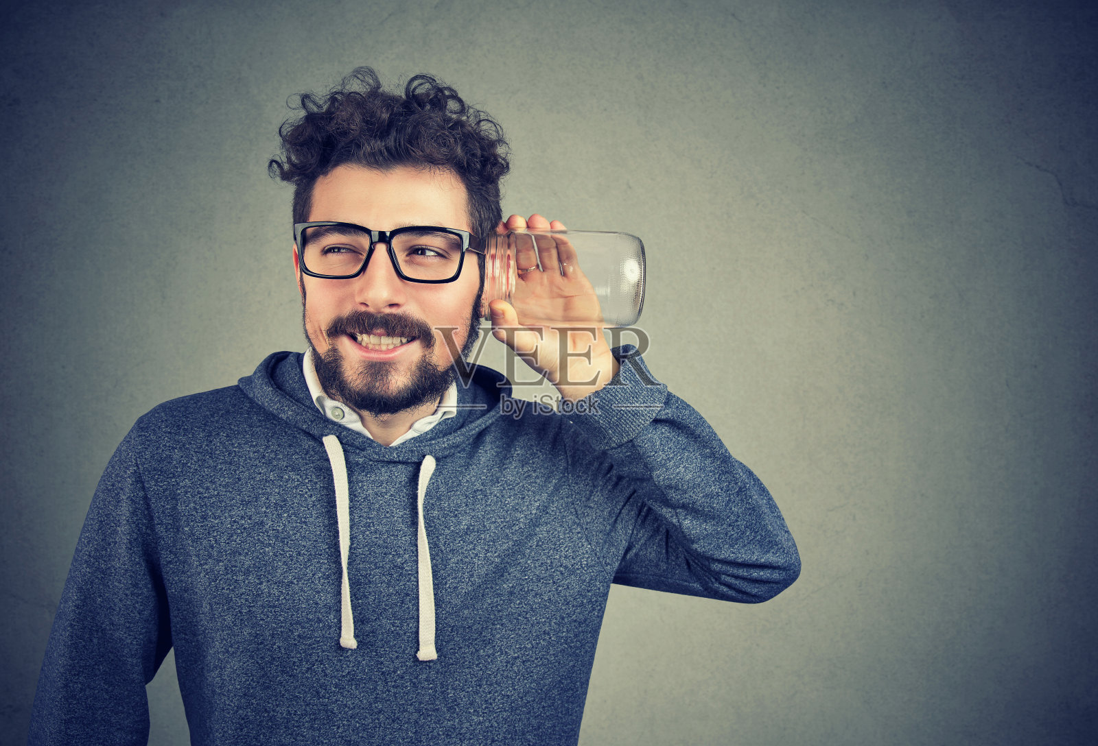 听信谣言的人与之相震照片摄影图片