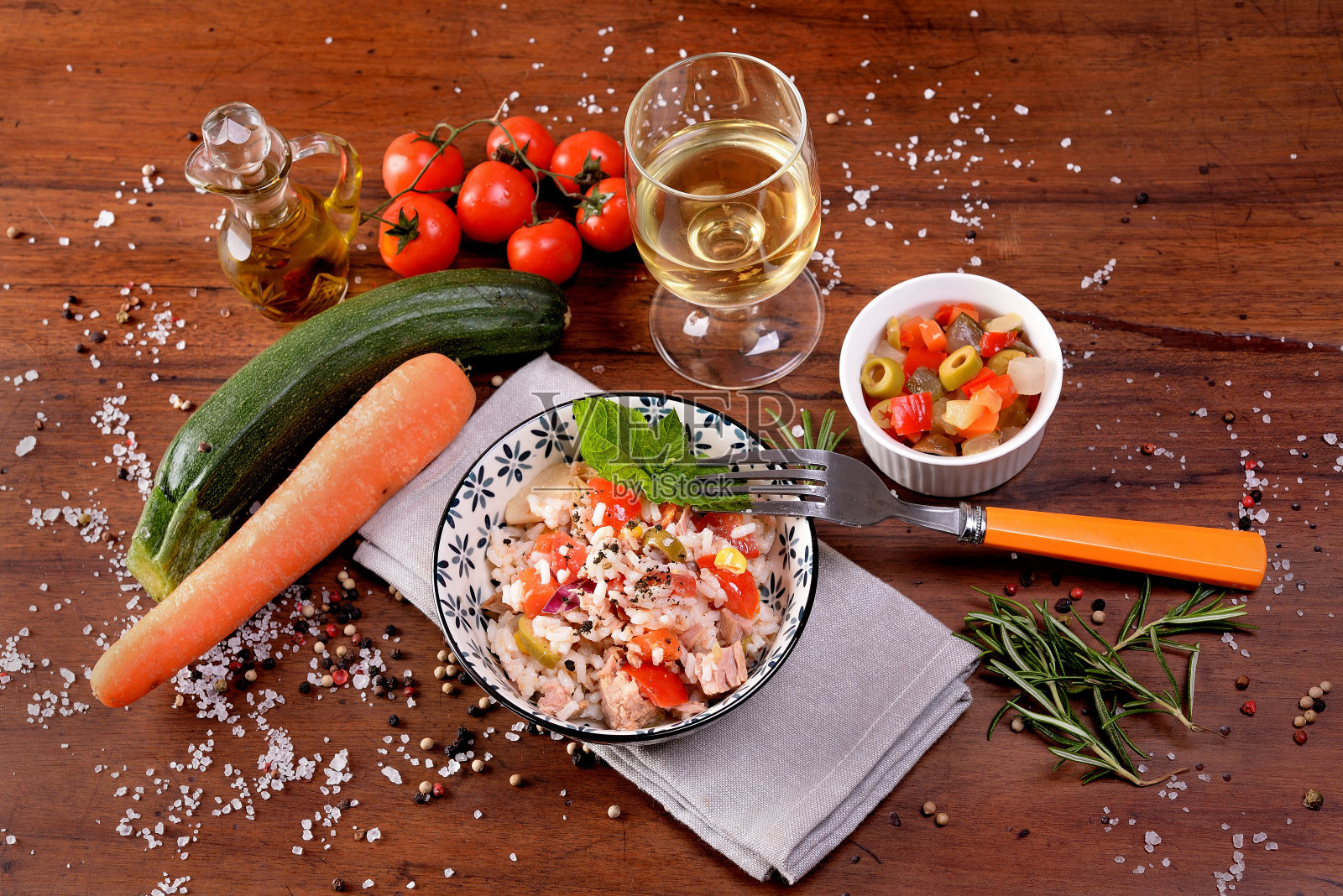 碗，米饭沙拉和调味料照片摄影图片