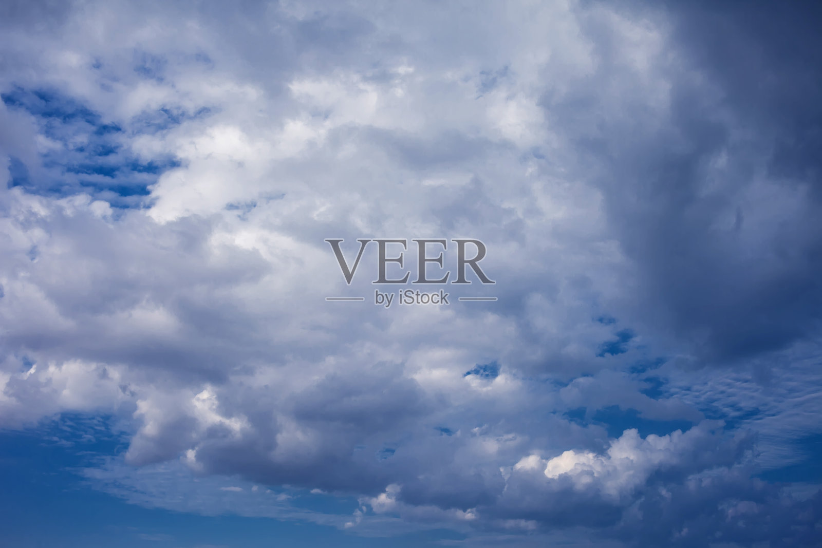 美丽的云彩与蓝天的背景。大自然的天气，白云蓝天，阳光灿烂照片摄影图片