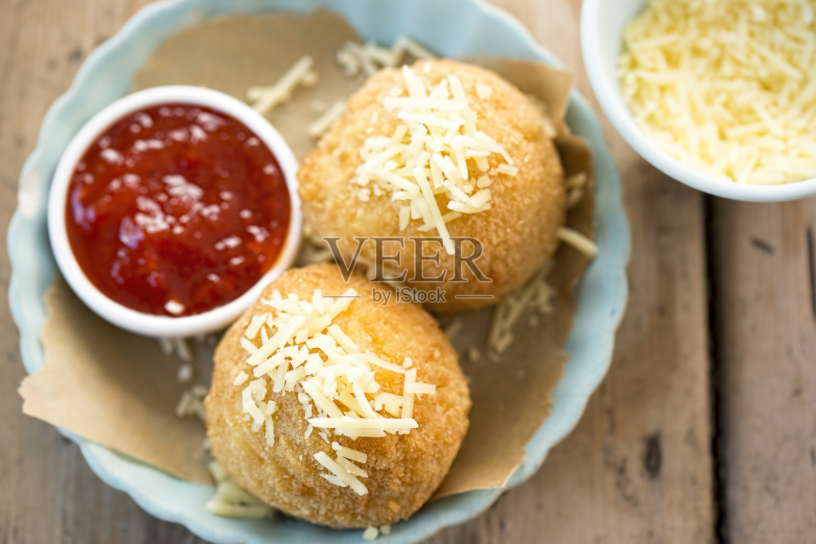 切达干酪炸弹，意大利面馅和辣椒酱照片摄影图片