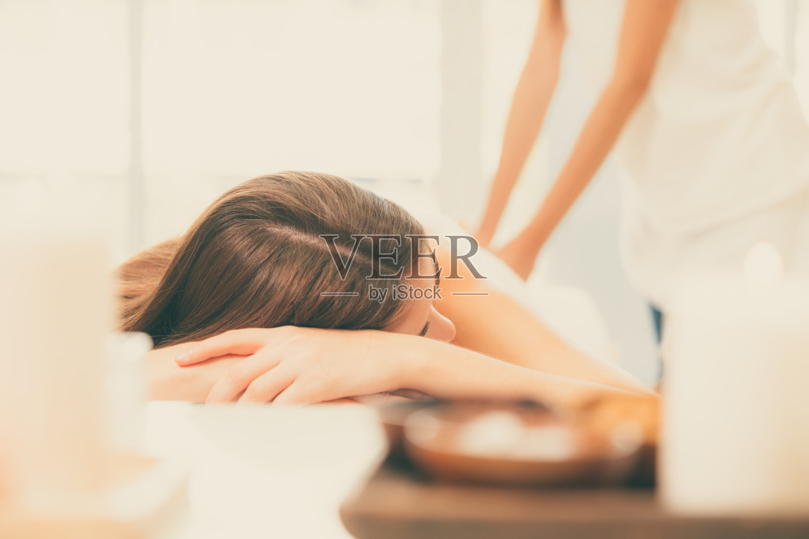 女人得到按摩水疗按摩治疗师。照片摄影图片