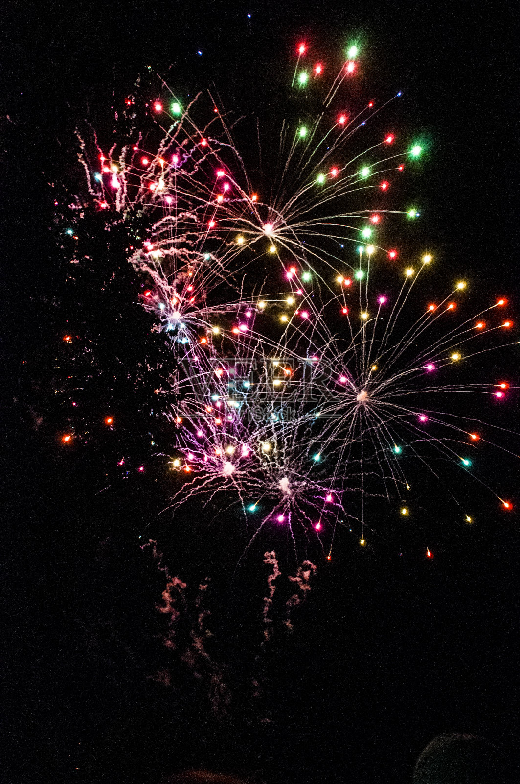 五彩缤纷的烟火照片摄影图片