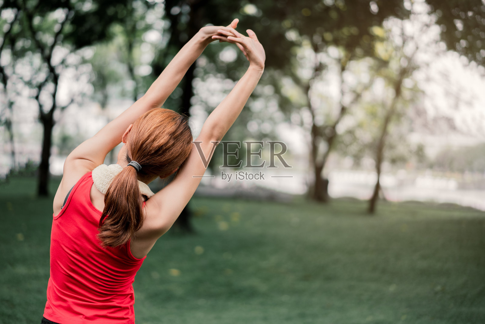 肖像力量女人伸展二头肌。照片摄影图片