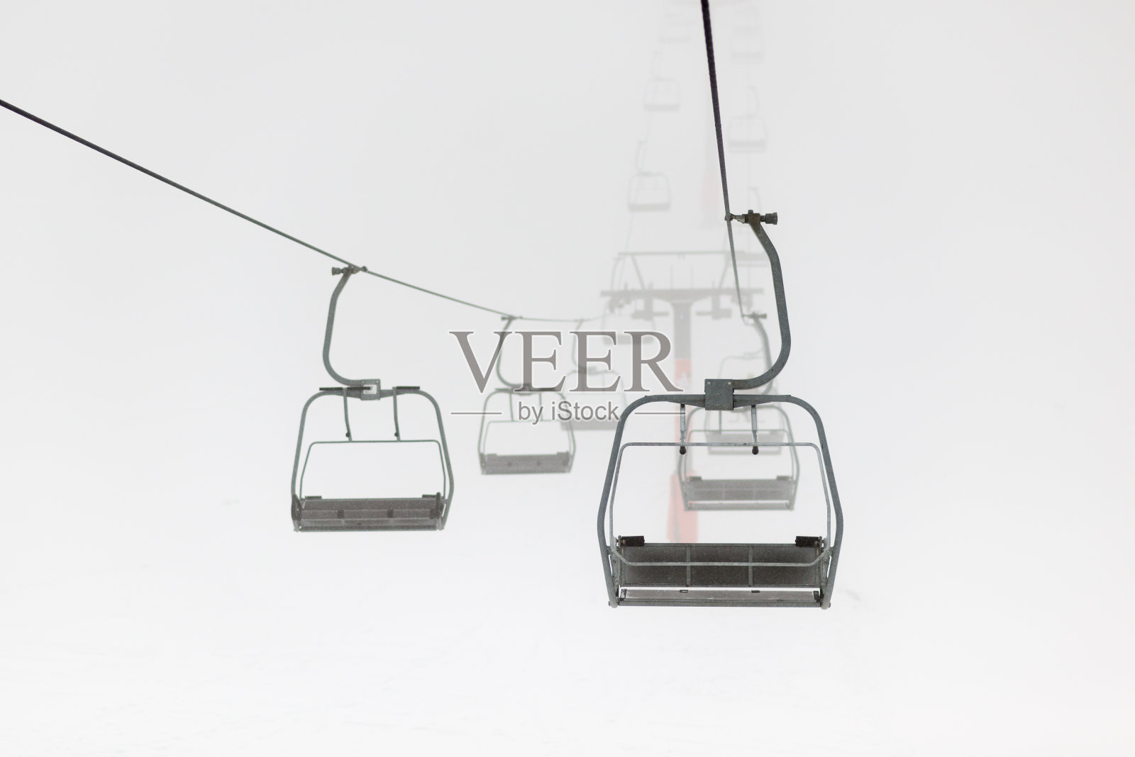 浓雾中的升降椅照片摄影图片