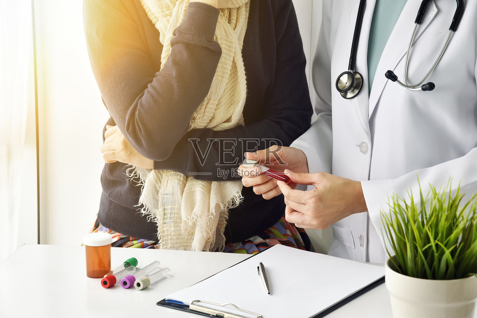 健康检查，医生拿着血液试管，医生和患者讨论健康检查报告，医疗保健和医疗理念。照片摄影图片