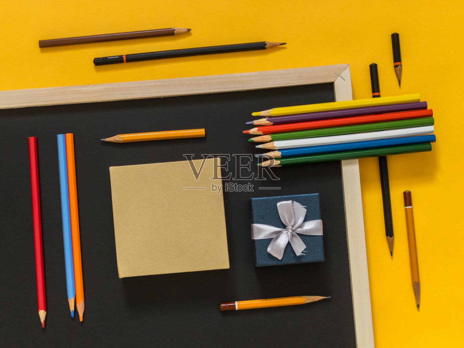 平铺艺术配件在黄色背景与空白文字。前视图。副本的空间。照片摄影图片