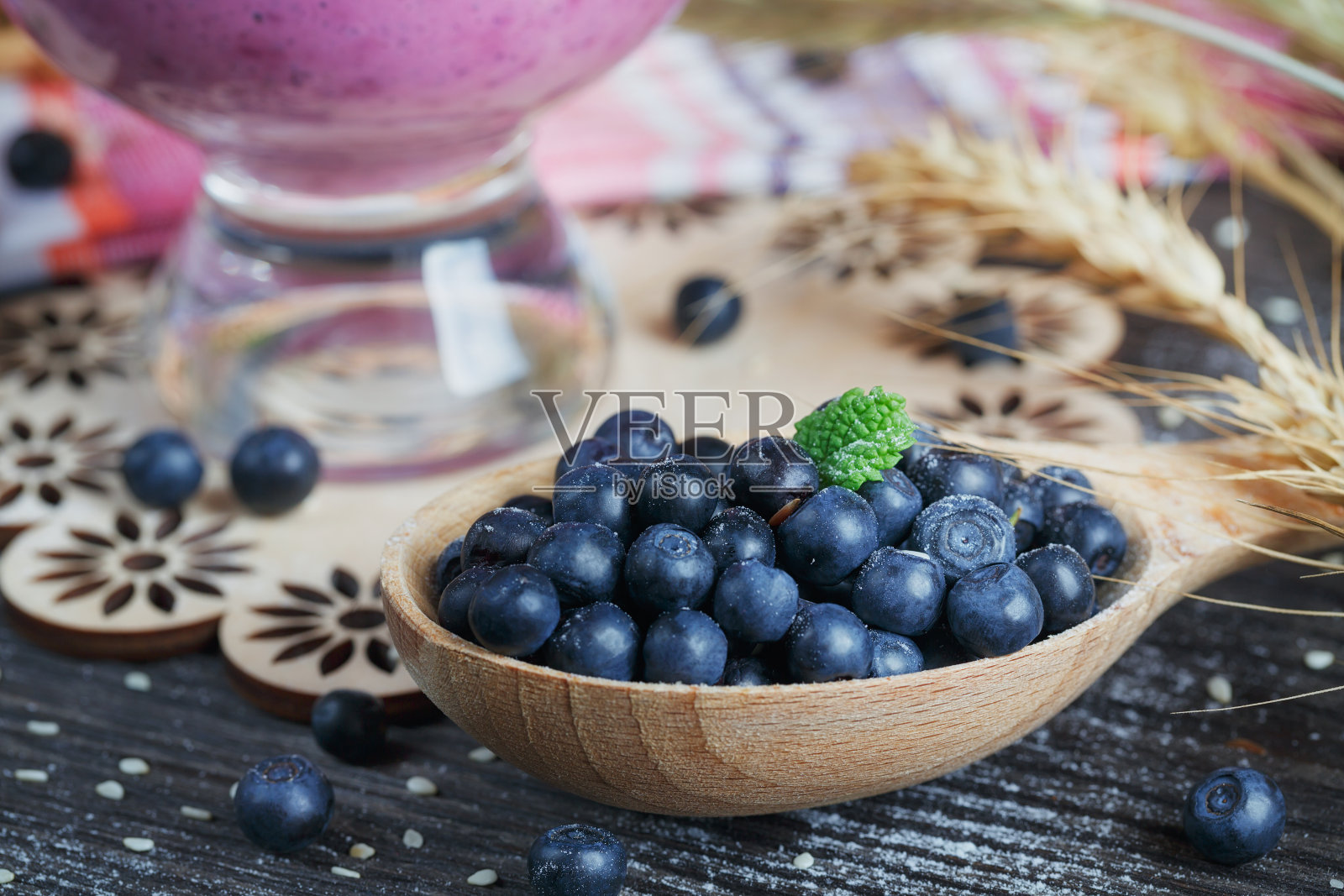 美味的越桔冰沙，排毒酸奶或奶昔与新鲜浆果。自制提神有机鸡尾酒作为早餐。照片摄影图片