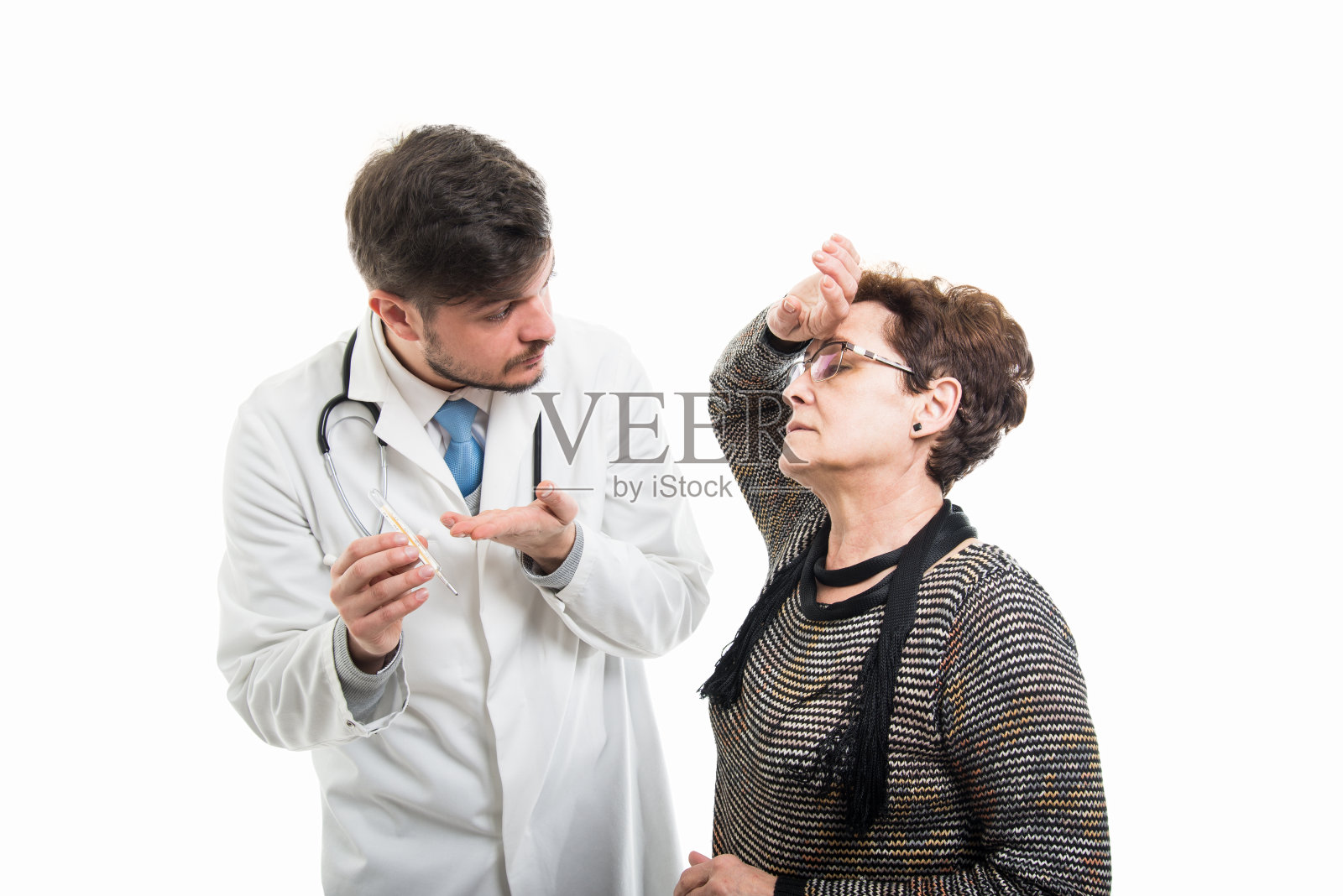 男医生向女老年病人展示体温计照片摄影图片