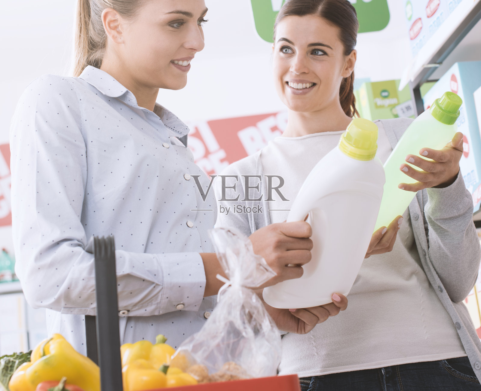 在超市购物的女人照片摄影图片