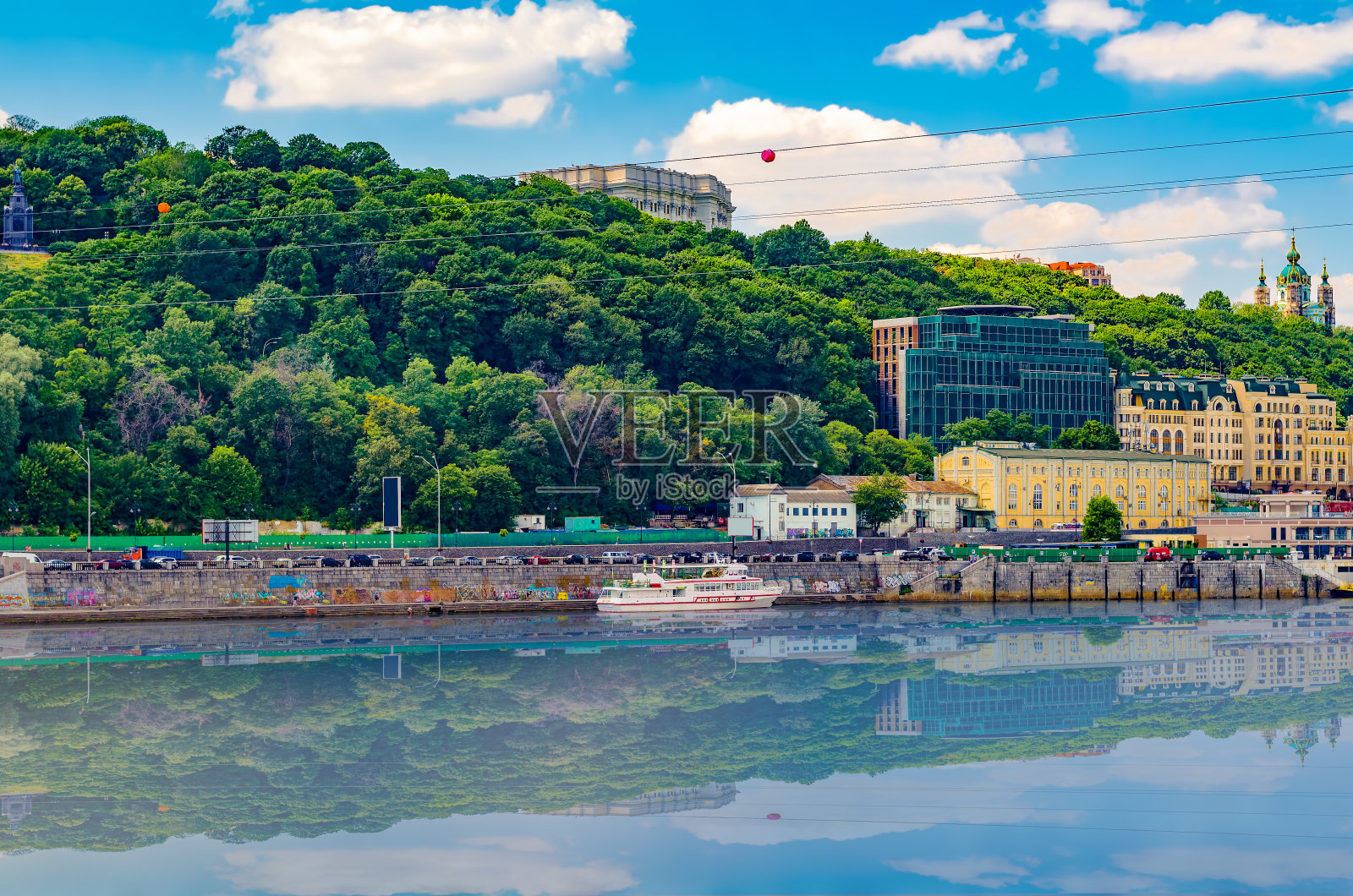 乌克兰基辅市景观，前景是第聂伯河上的空中交通照片摄影图片
