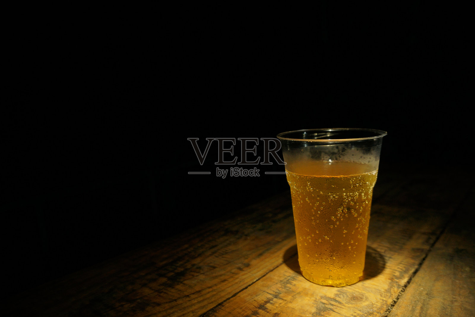 旧木桌上的冷啤酒杯照片摄影图片