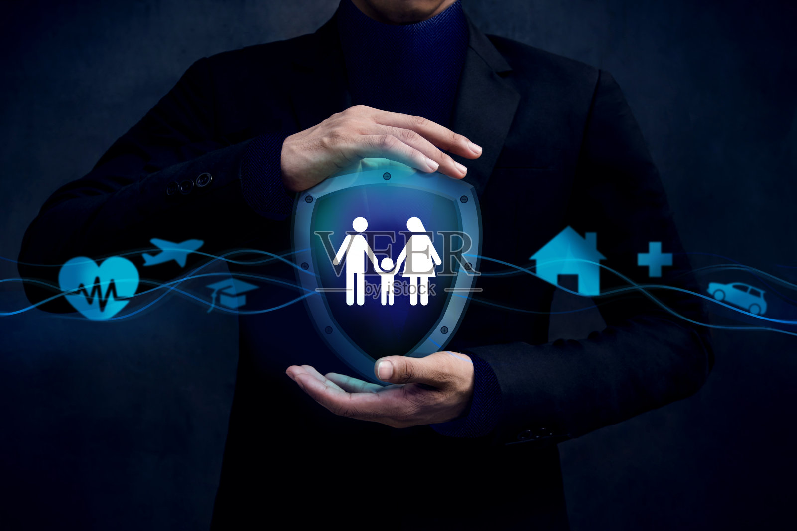 为保险公司的概念，以安全和支持他们的客户，家庭的图标内盾守卫。由商人之手保护照片摄影图片