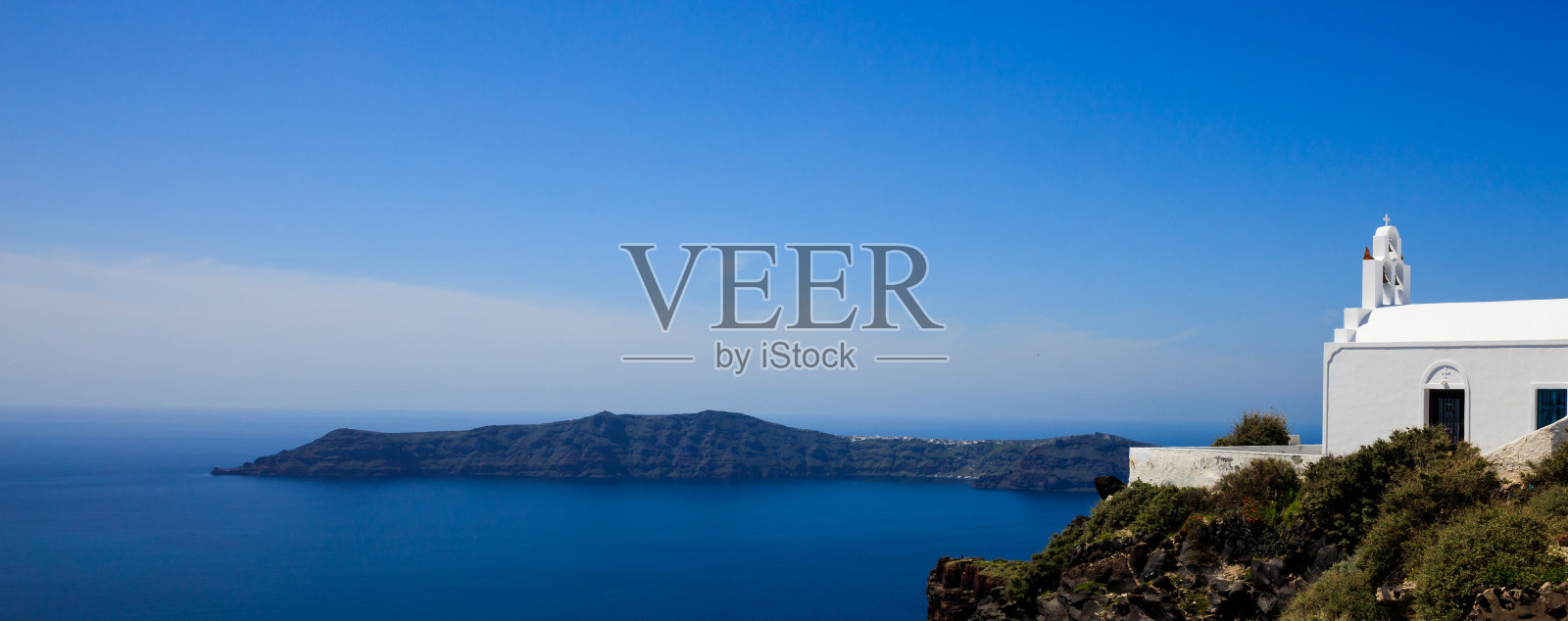 圣托里尼，希腊-白色教堂和火山口景观照片摄影图片