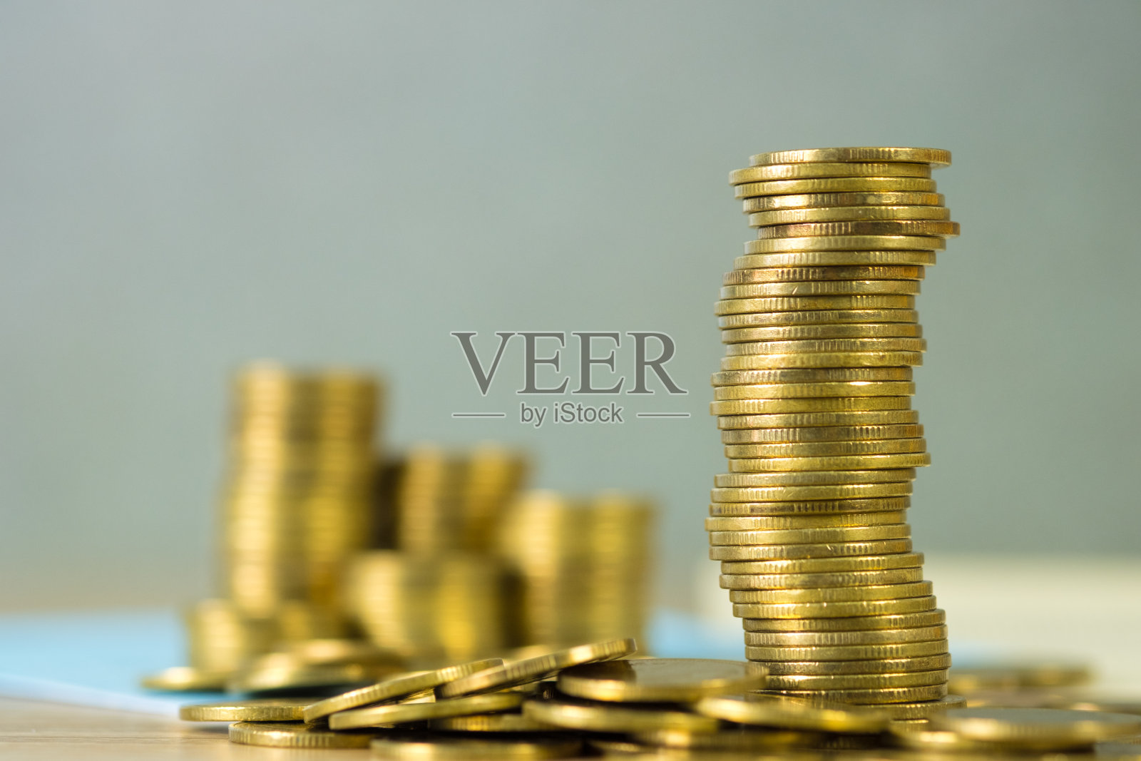 成堆的硬币和账簿或信用卡与副本空间，金融和商业金融，银行和储蓄概念。照片摄影图片