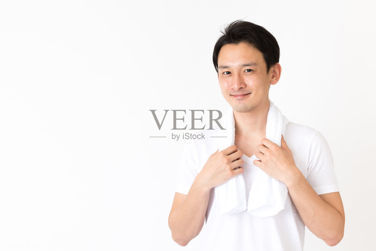 一幅被孤立在白色背景上的年轻亚洲男子的肖像照片摄影图片