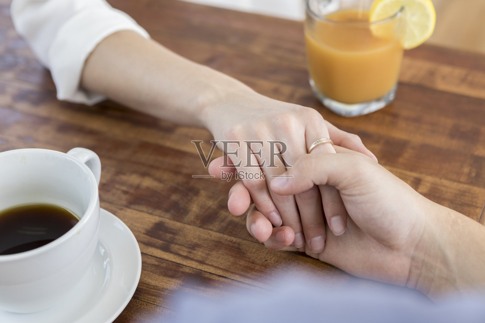 从男人握着陌生女人的手的角度看照片摄影图片