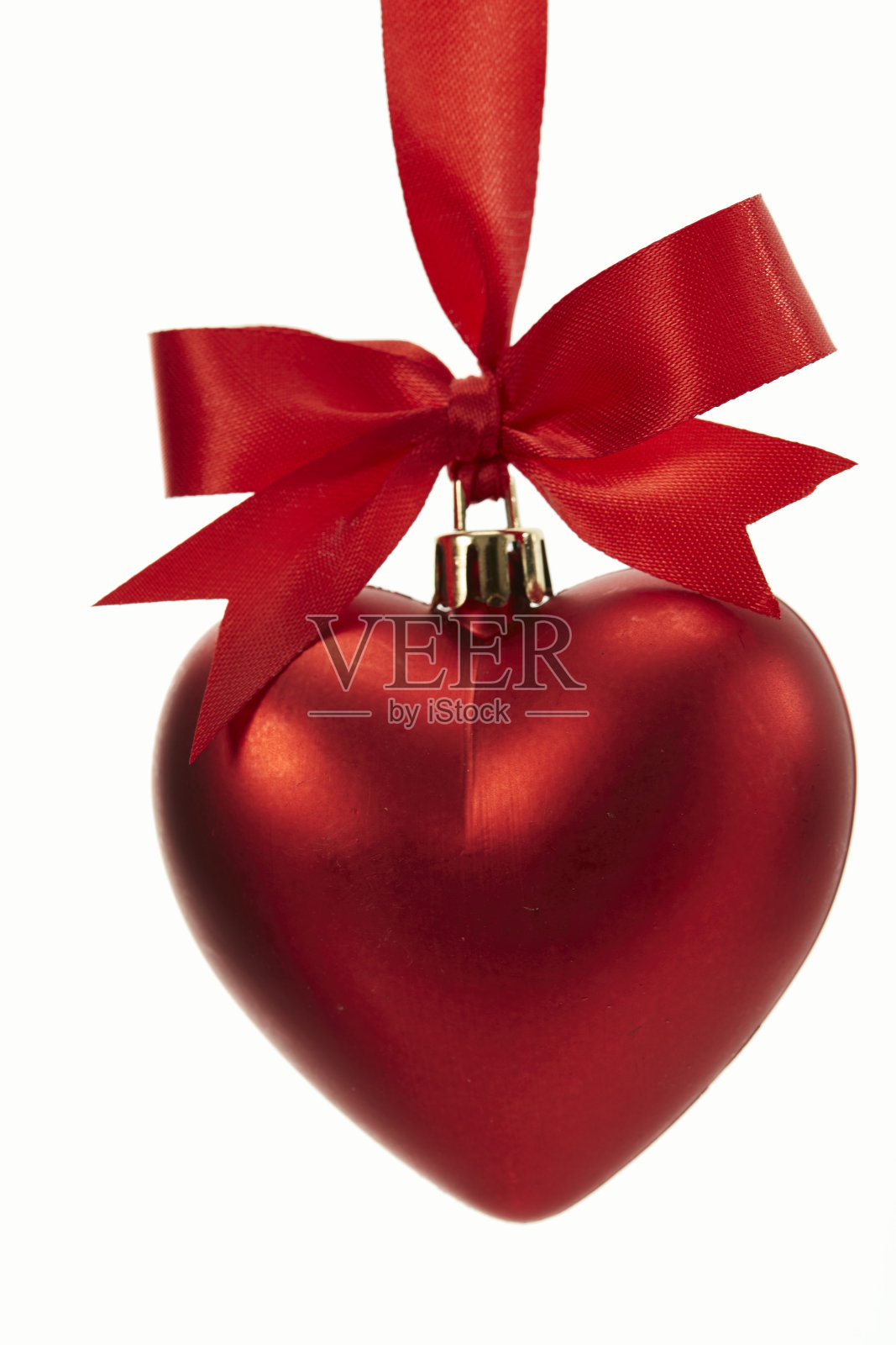 圣诞心形装饰球与红丝带在白色的背景照片摄影图片