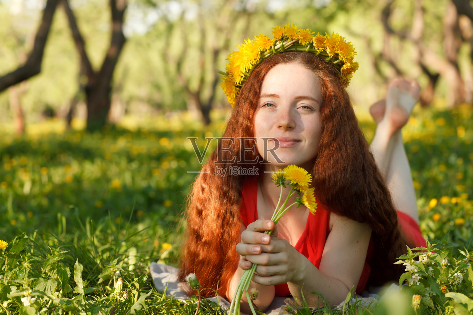 女人与春天的花朵照片摄影图片